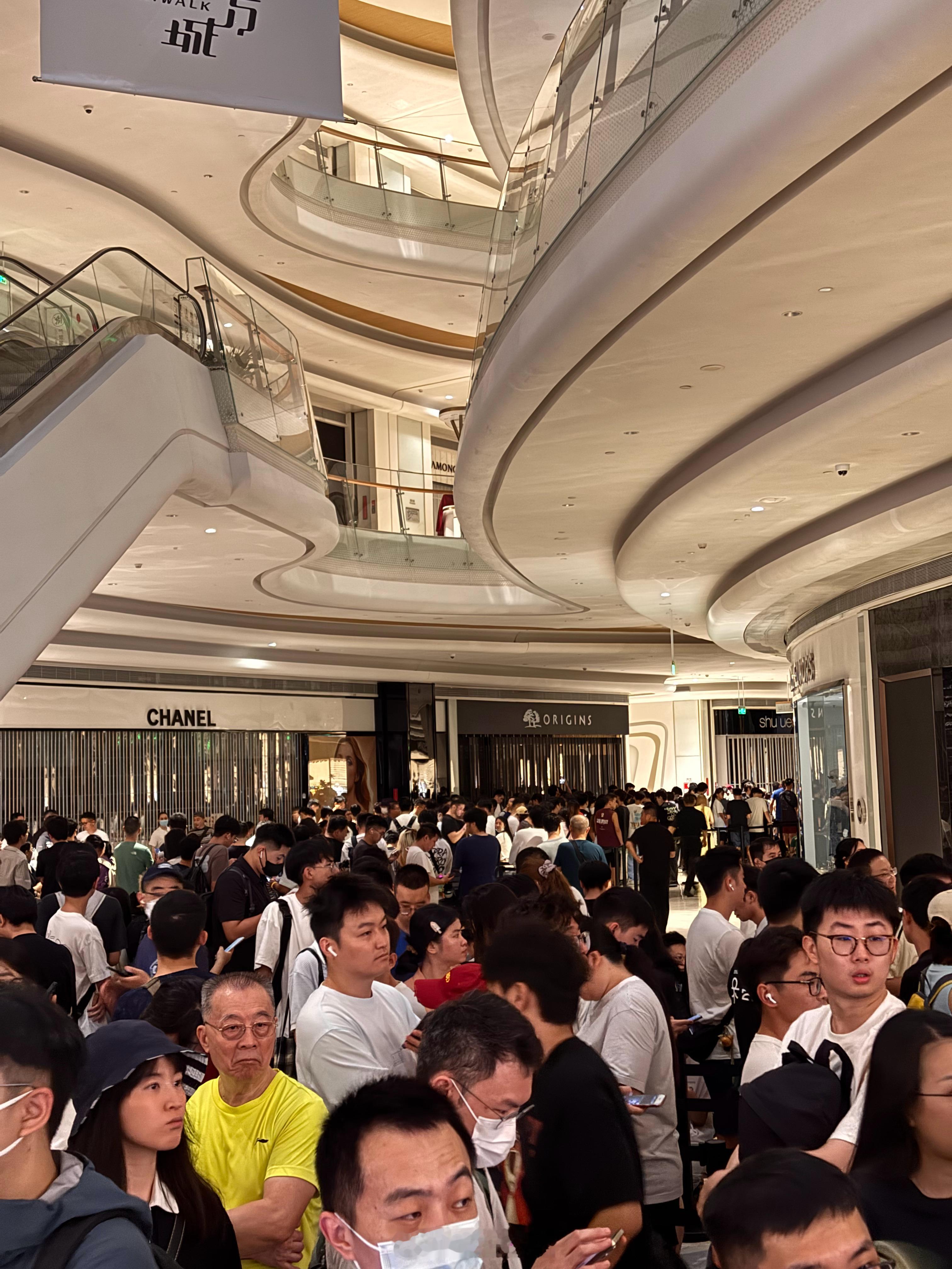 抵达宝安万象城，坐等十点 Apple Store 开业，前方至少七八百号人[笑c