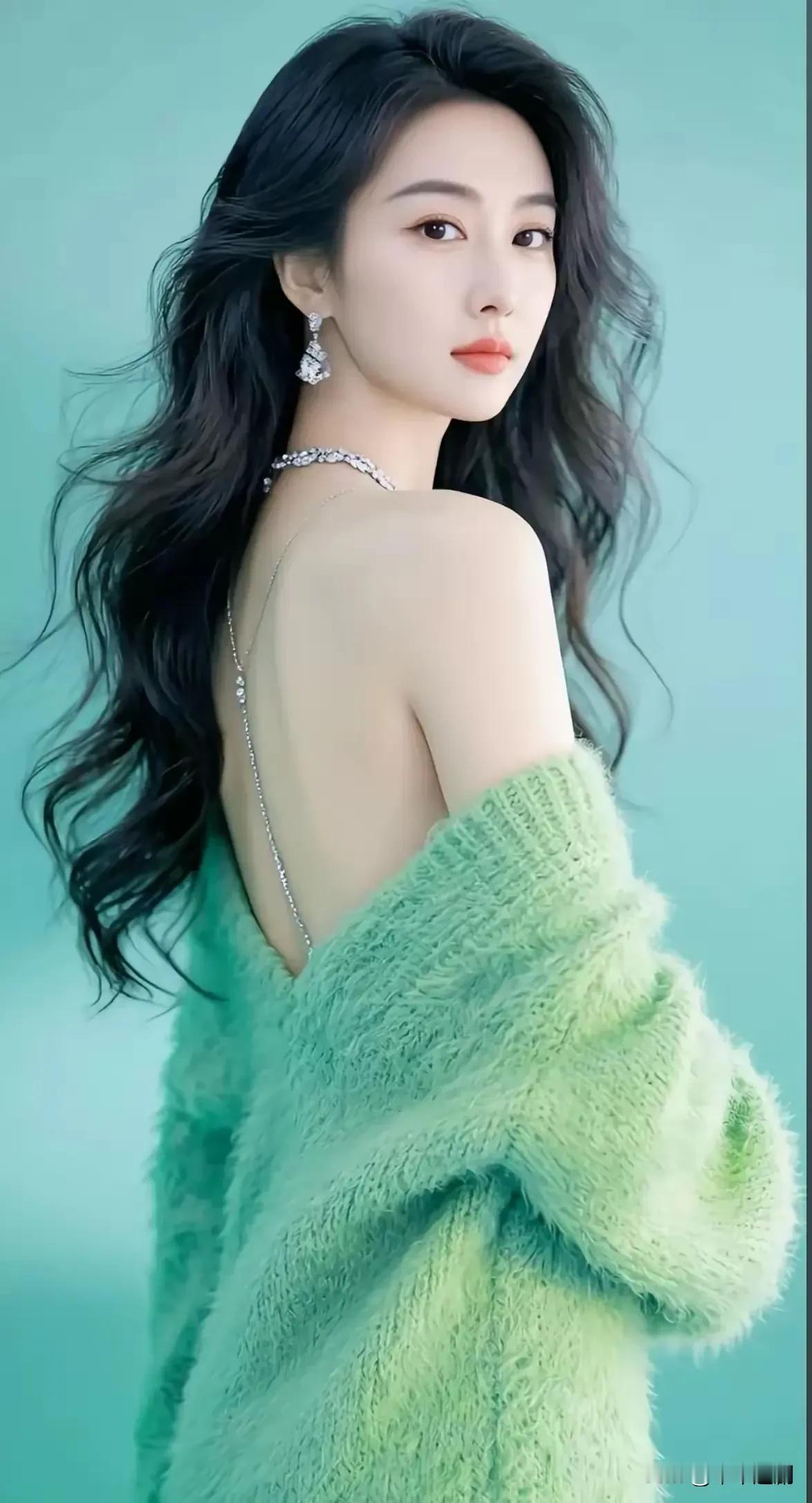 抹茶绿毛绒毛衣衬着薄荷绿背景，钻饰链条点缀揉出清新又妩媚的氛围感💚
淡淡的粉色