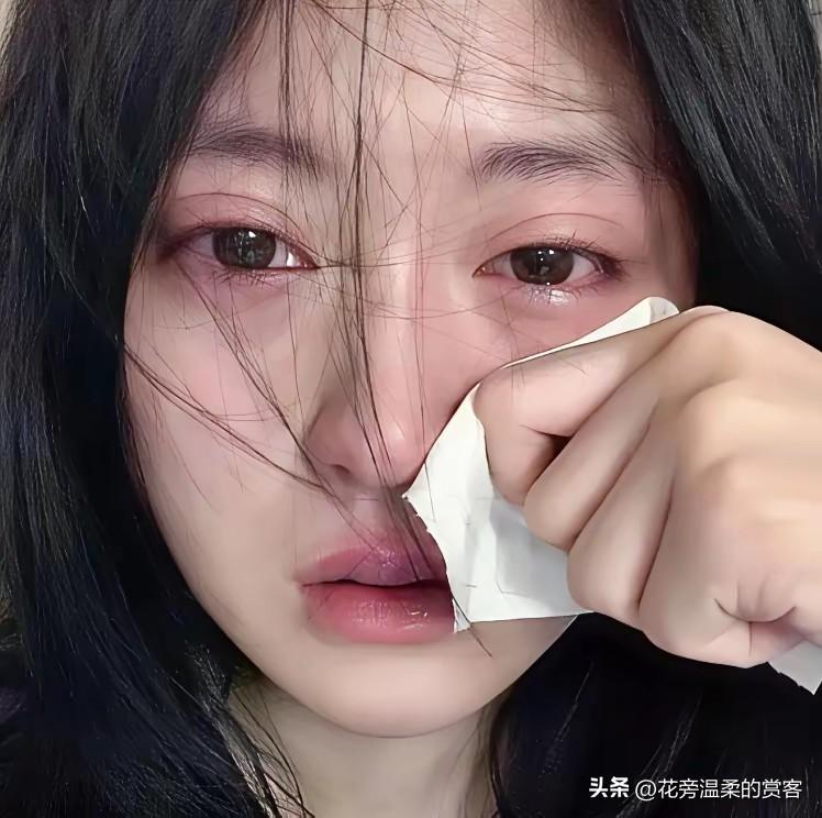 23岁研二女学生卡里只剩3.5元，母亲硬着头皮向人借来500块转过去，心疼地叮嘱