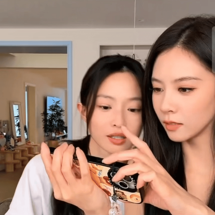 宋妍霏马吟吟互相脸颊比心 真的好喜欢看美女们的贴贴日常！今天合体直播疯狂帮对方脸