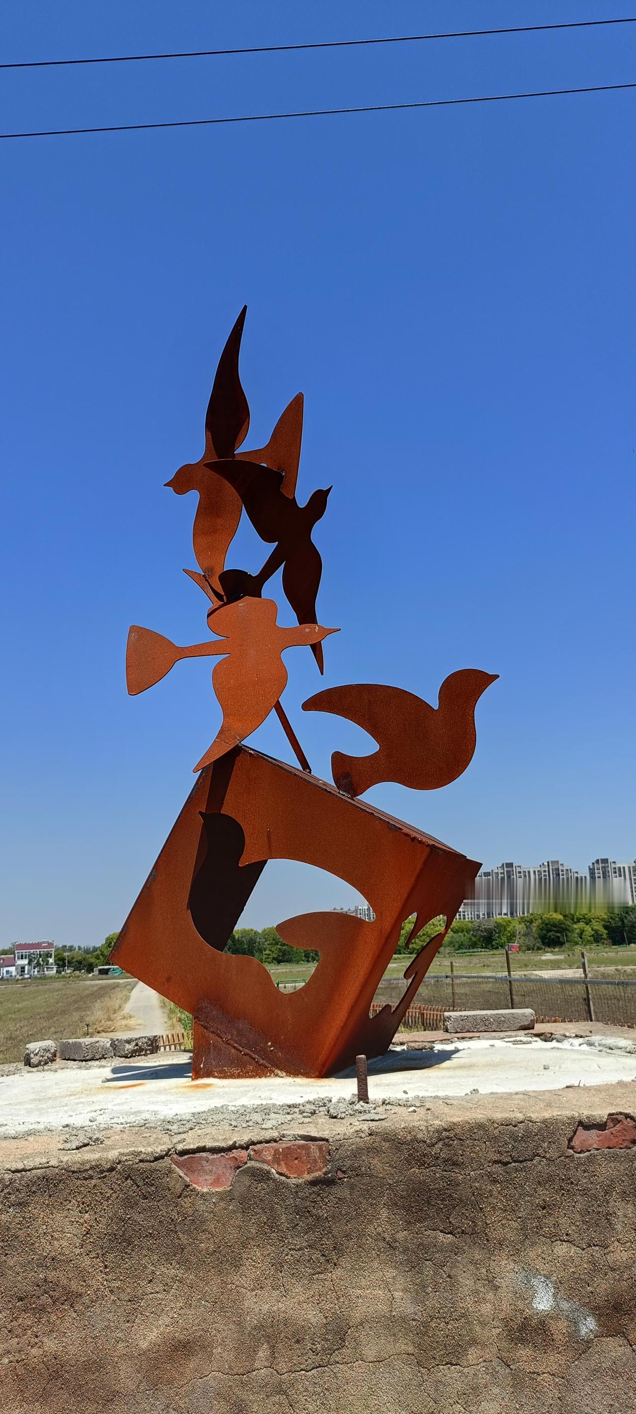 现代艺术雕塑，抽象的鱼儿跃动，创意无限！
上联:飞鸟逐风舞，
下联:铁马踏云行。