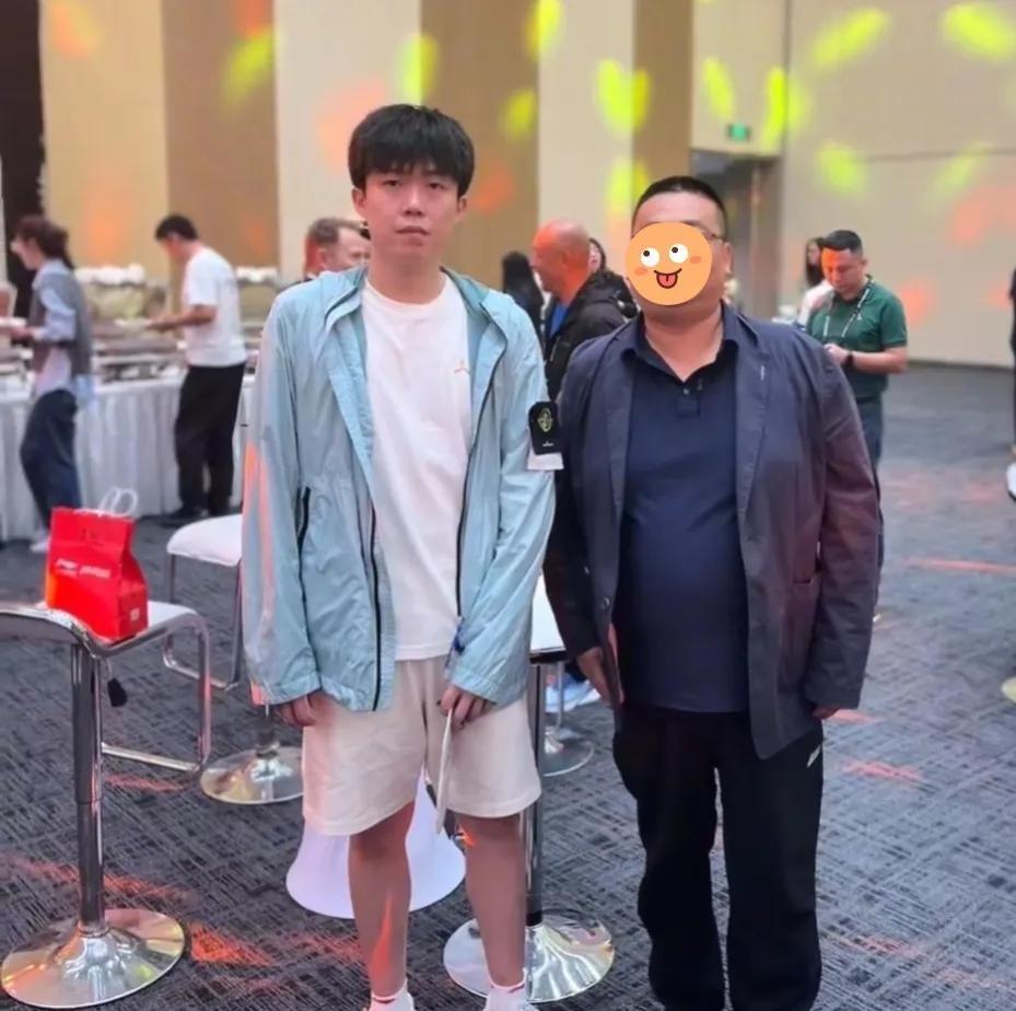这张照片简直让我忍不住笑出声。你见过这样的人吗？他的姿势间隐藏着一种微妙的平衡，