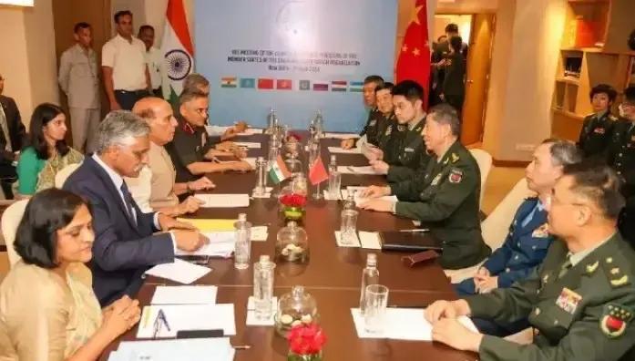 中印两国防长举行双边‬会晤，中国军人军容风纪规范，军姿军威‬彰显，会晤态度温和；