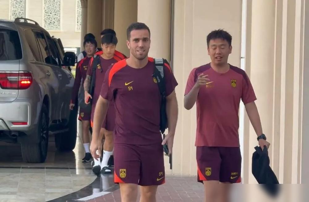 国足这场封闭热身赛3-1拿下科威特，上半场30分钟就轰出三球，李磊头球破僵、拜合