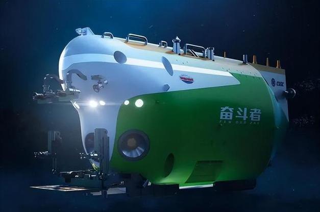 深达万米的海底世界，尽管充斥着高压、寒冷和永久的黑暗，却孕育出丰富多彩的生命奇观