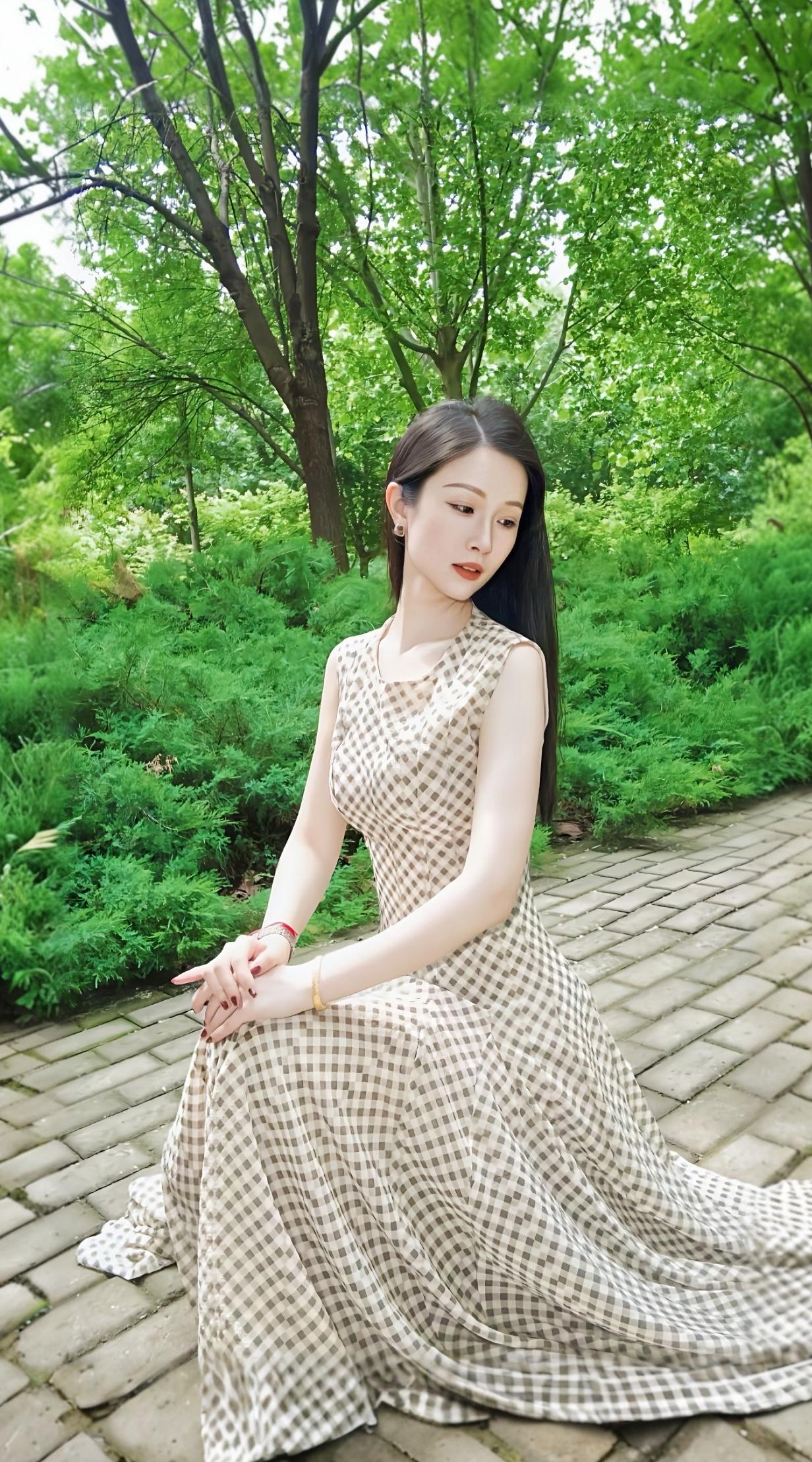 夏日清新穿搭，绿意盎然中，优雅坐于林间小径。
