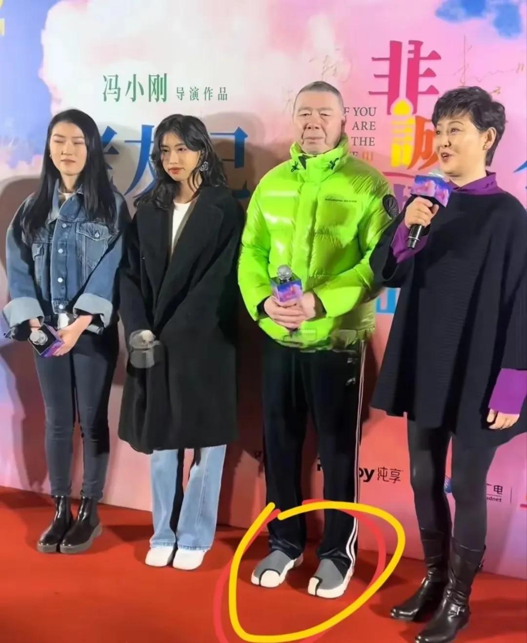 冯小刚一家四口现身宣传他的新电影，最难得的是他的两个女儿也登台和大家见面。冯小刚