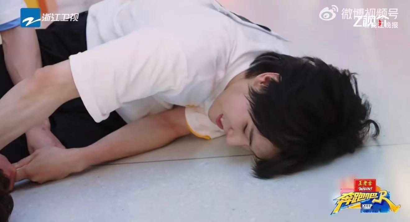 范丞丞躺地向张真源求饶奔跑吧 张真源听完范丞丞的套近乎之后，脸上没有任何波动。那