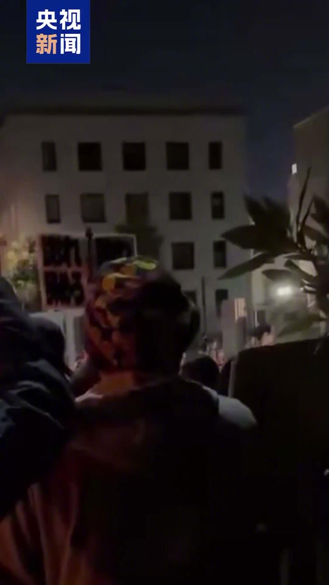 解放军报发文日本全国都可能沦为战场
日本民众围堵首相官邸要求高市下台

当地时间