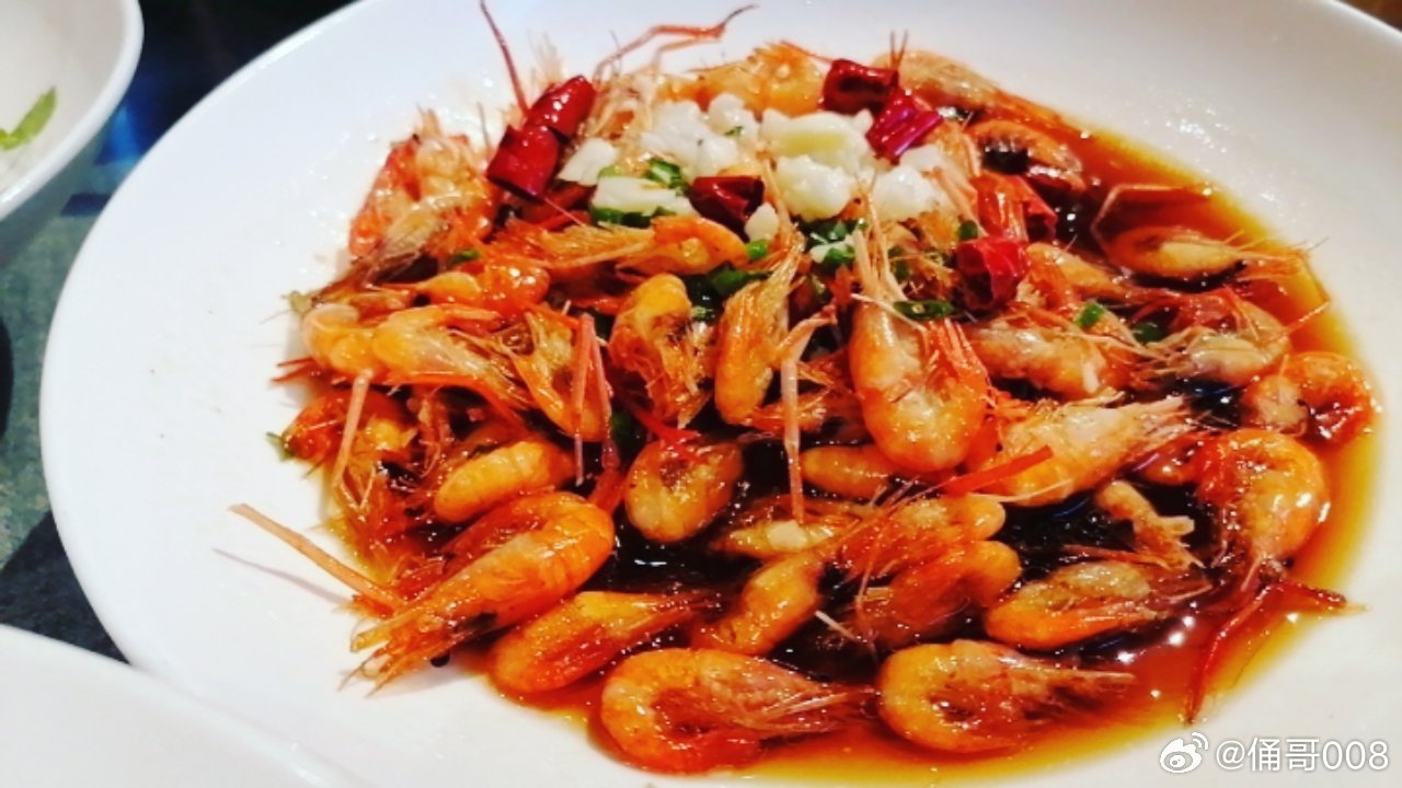 路总邀余至红柳酒家品馔，称其家法。红烧河鳗，文火慢煨，脂膏欲滴，先甘后醇，河鲜之