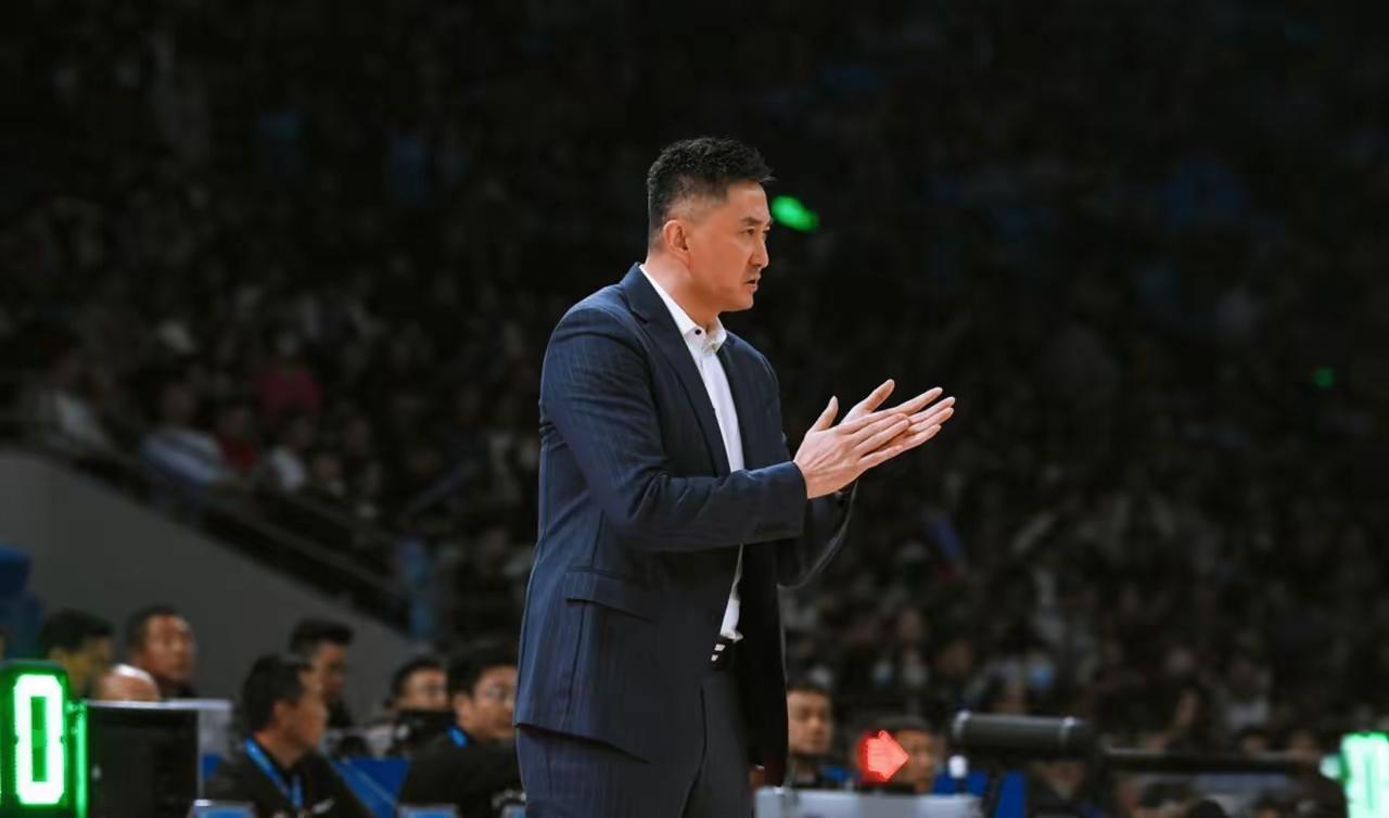 广东球迷对于广东宏远本赛季的表现，真是极度失望啊？一位广东球迷说，广东男篮要想取