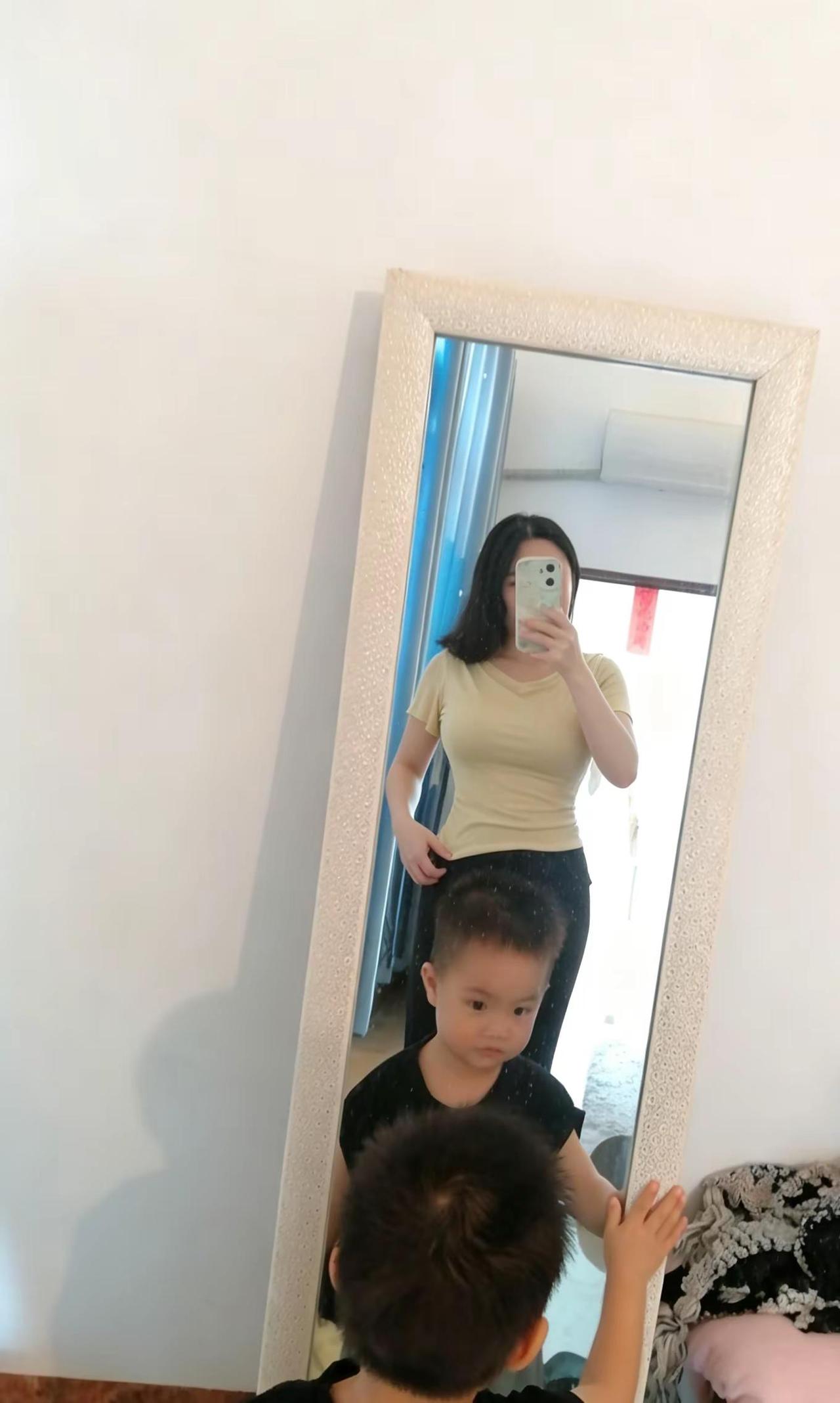 是妈妈更是自己。宁做妖精不做怨妇，少妇就应该使劲打扮，越漂亮越好，老实贤惠有啥用