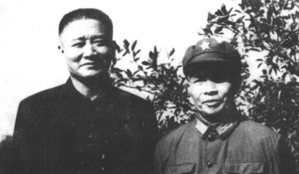 毛泽普(左)与堂兄毛泽全(右)的合影