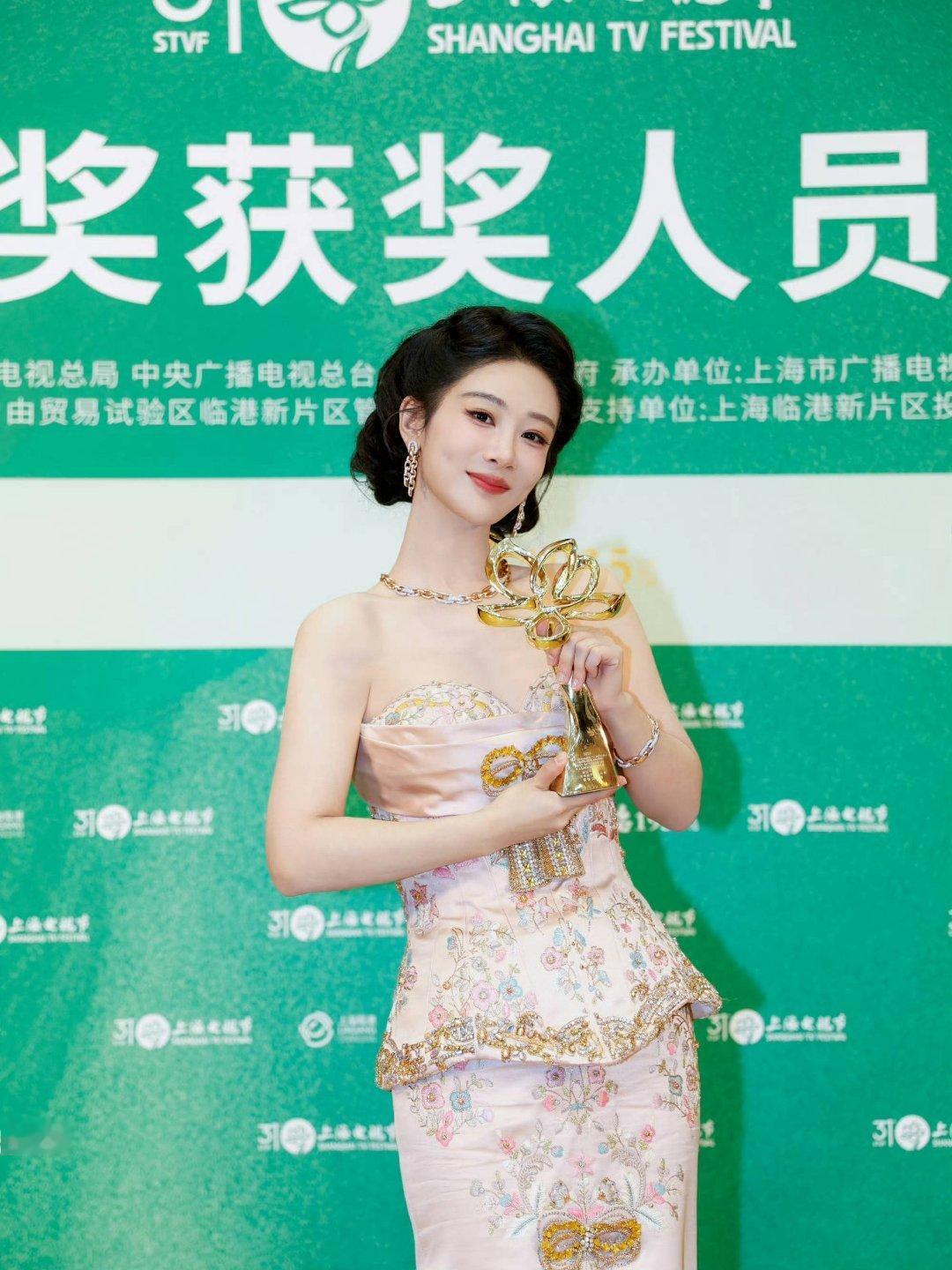 杨紫杨紫要做站在云上的那个人，站在太阳和月亮之间，做最明亮的那一个。