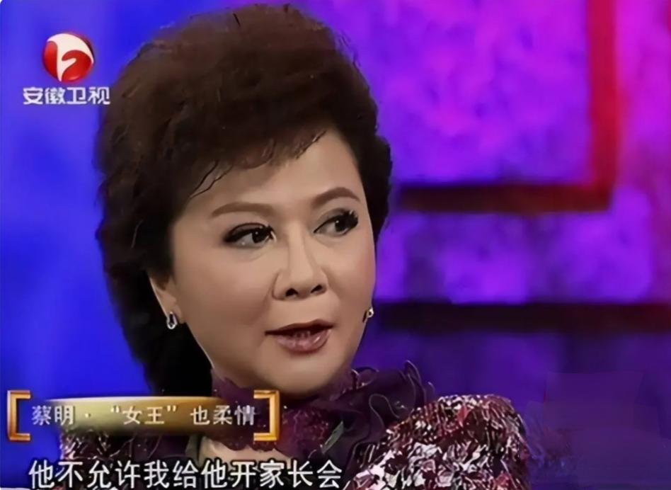 64岁蔡明深陷家庭困境，千万身家难解母子心结，春晚女神为何独守空巢？

蔡明在2