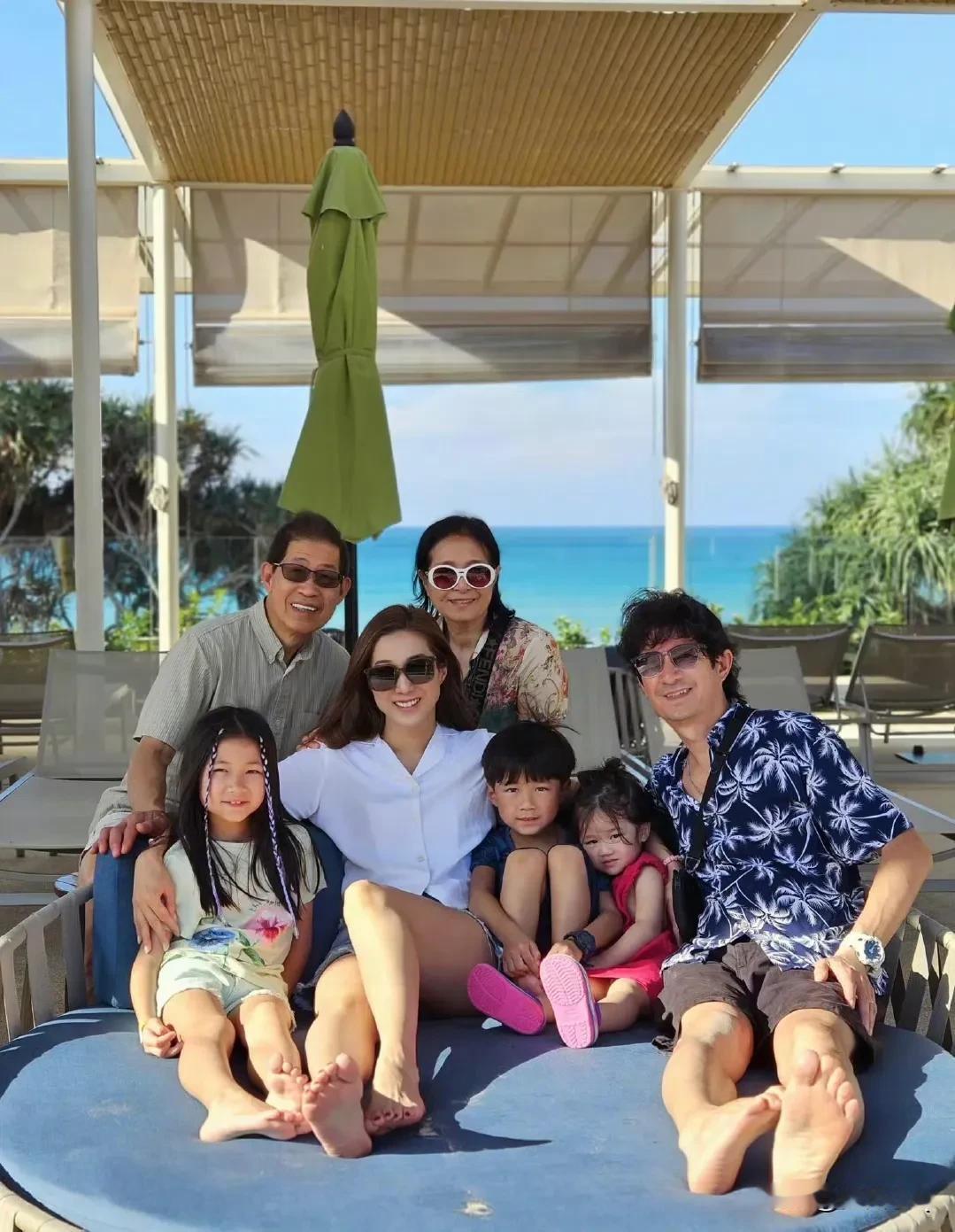 圣诞期间，港星钟嘉欣带着老公Jeremy、三个孩子和公婆一同去海岛旅行，一大家子