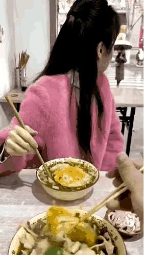 面馆里，妻子转头看窗外密匝匝的雨帘，男人悄悄把碗里煎蛋夹到她碗——想让她多吃口热