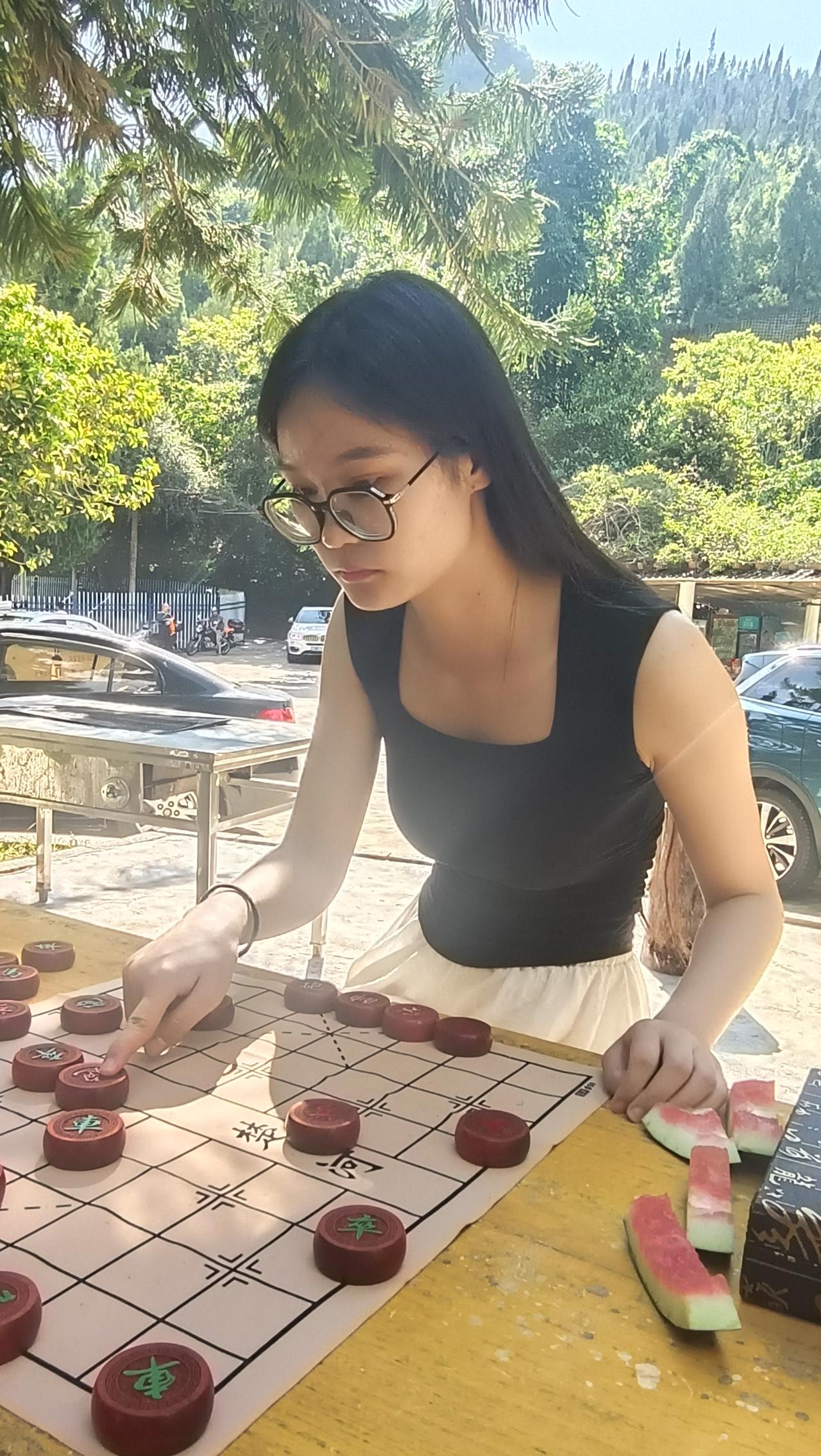 方寸之间战犹酣，
无声无息有硝烟。
你来我往争高下，
杀得人仰马亦翻。
楚河汉界