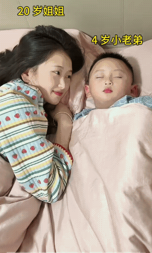 这算不算姐姐偷了弟弟的初吻？
姐姐对弟弟弟真好！此时此刻无以言表。
小时好好对待