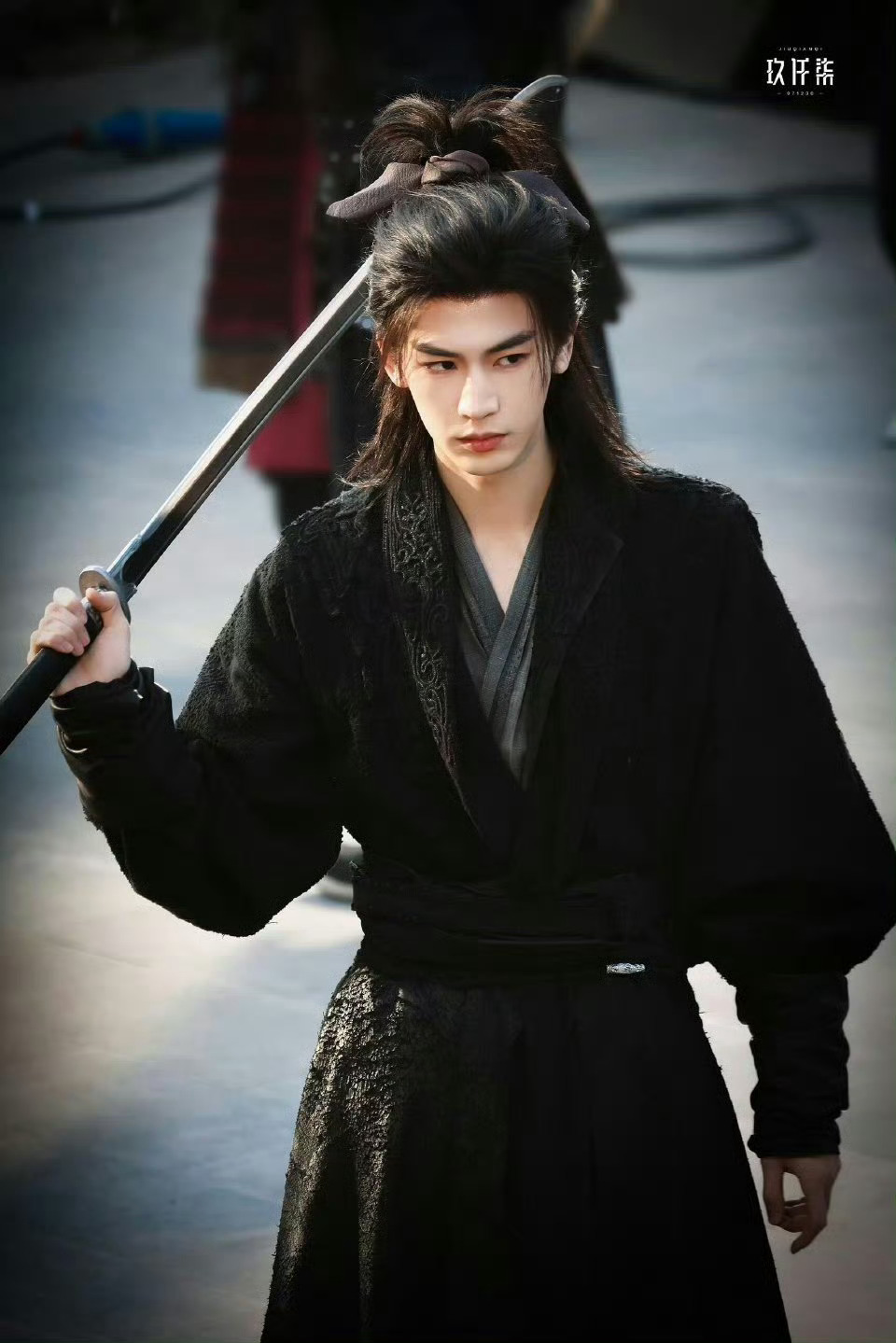 张凌赫手里的刀一米六我在张凌赫手里就这把刀这么高期待张凌赫首本五大！！