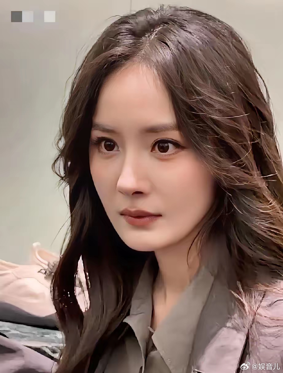 我见过杨幂本人，说句大实话，镜头里的她跟真人比，真的差太远了！真人的那种美是鲜活