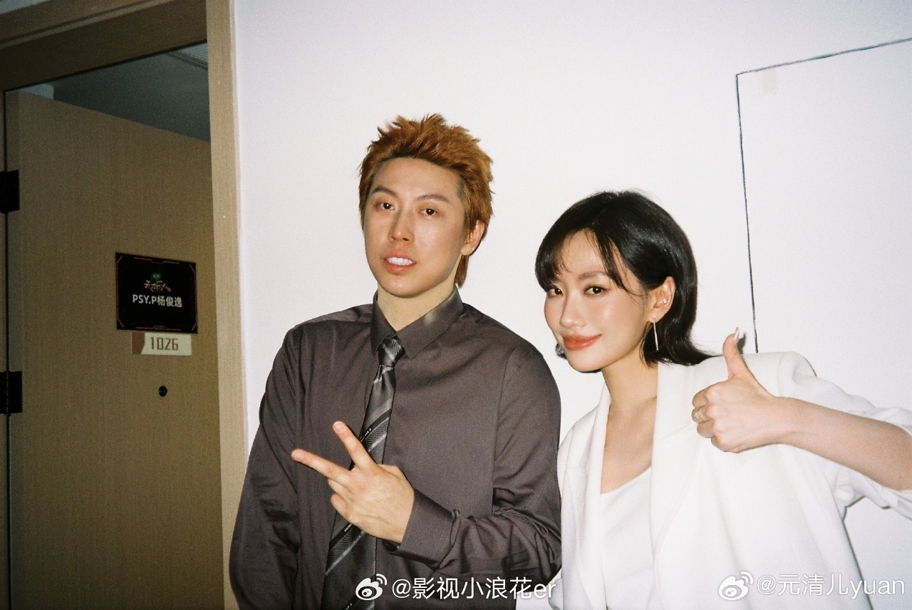 闫妮女儿这综艺首秀，大概是把《天才厨人》当成了自家食堂。不过这种不拘小节的样子，