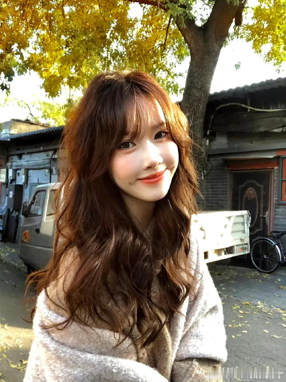 红颜一笑似花开，倩影萦绕人心田。#春色佳人秀美颜# #清纯一笑薄红颜# #秀丽端