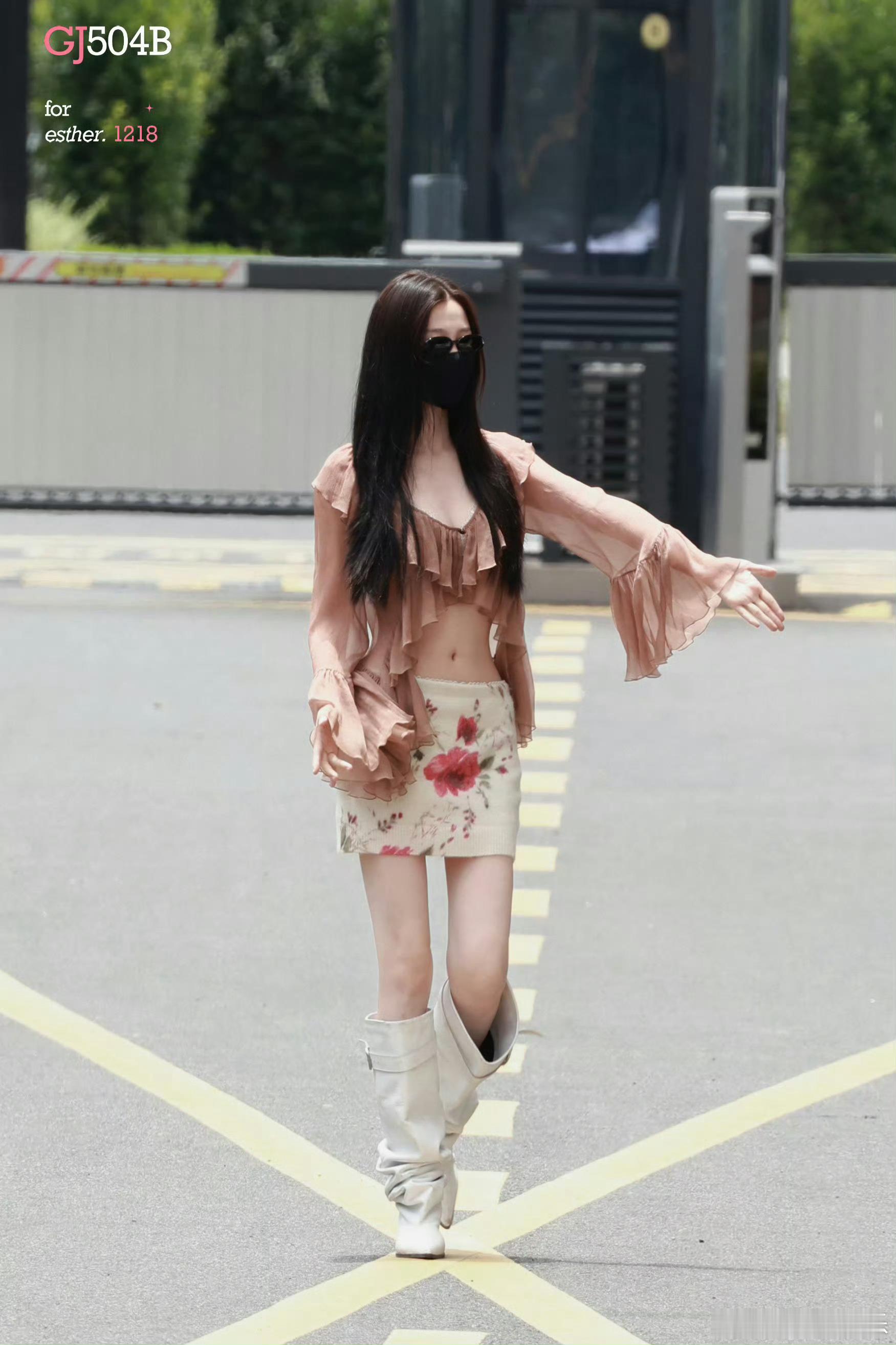 虞书欣姐感辣妹虞书欣《长生骨》剧组上班路透释出，全新穿搭让人眼前一亮。轻薄荷叶边