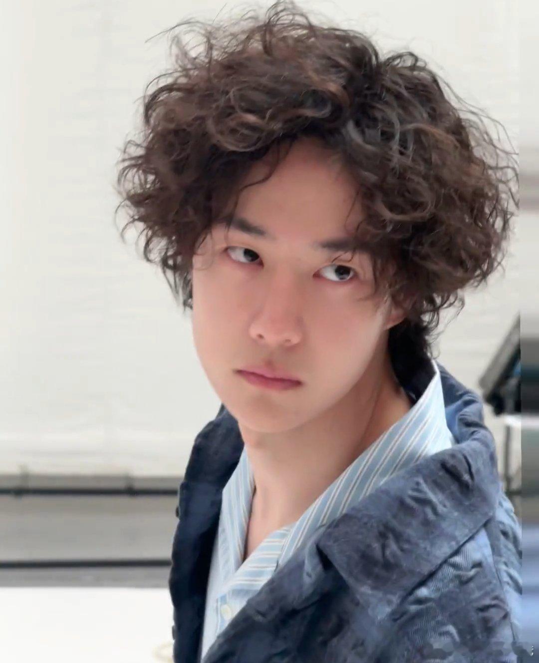 王一博卷毛衬衫造型好帅气的清爽男孩