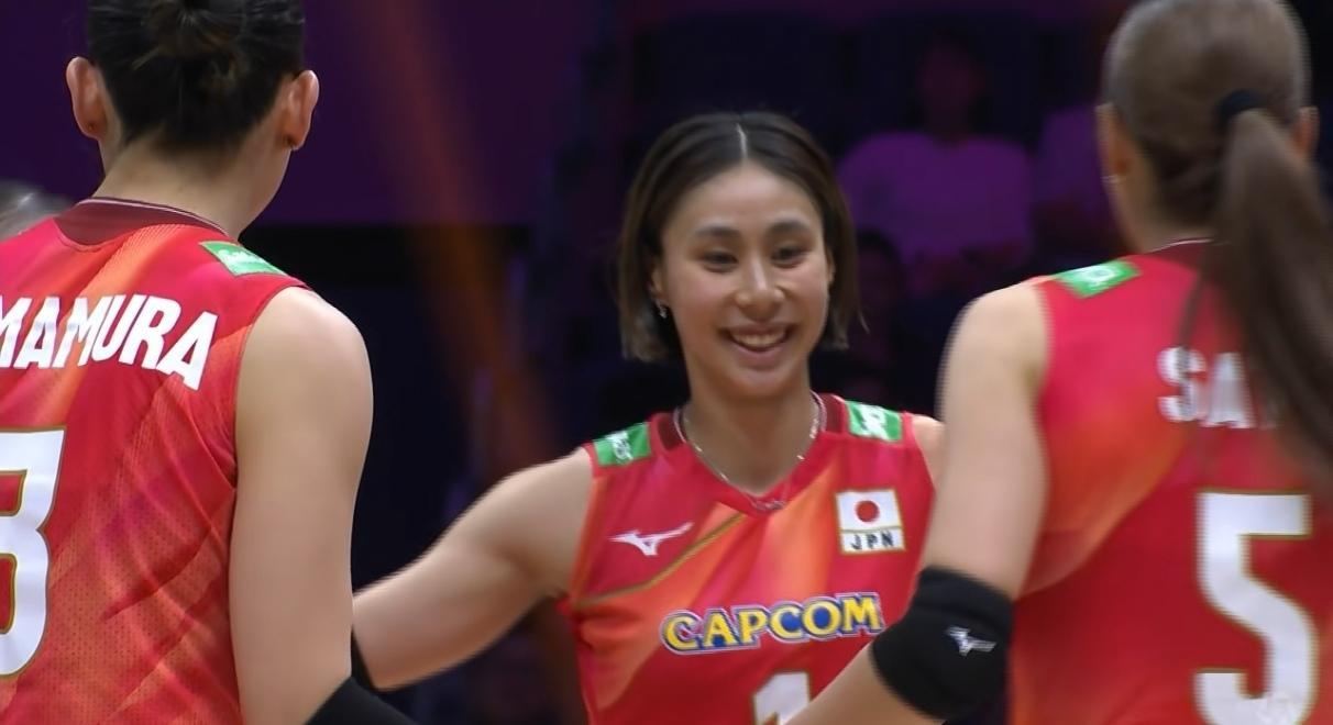 亚锦赛铜牌战日本女排对阵伊朗。
首局，日本25‑21险胜伊朗，伊朗顽强追分险些翻