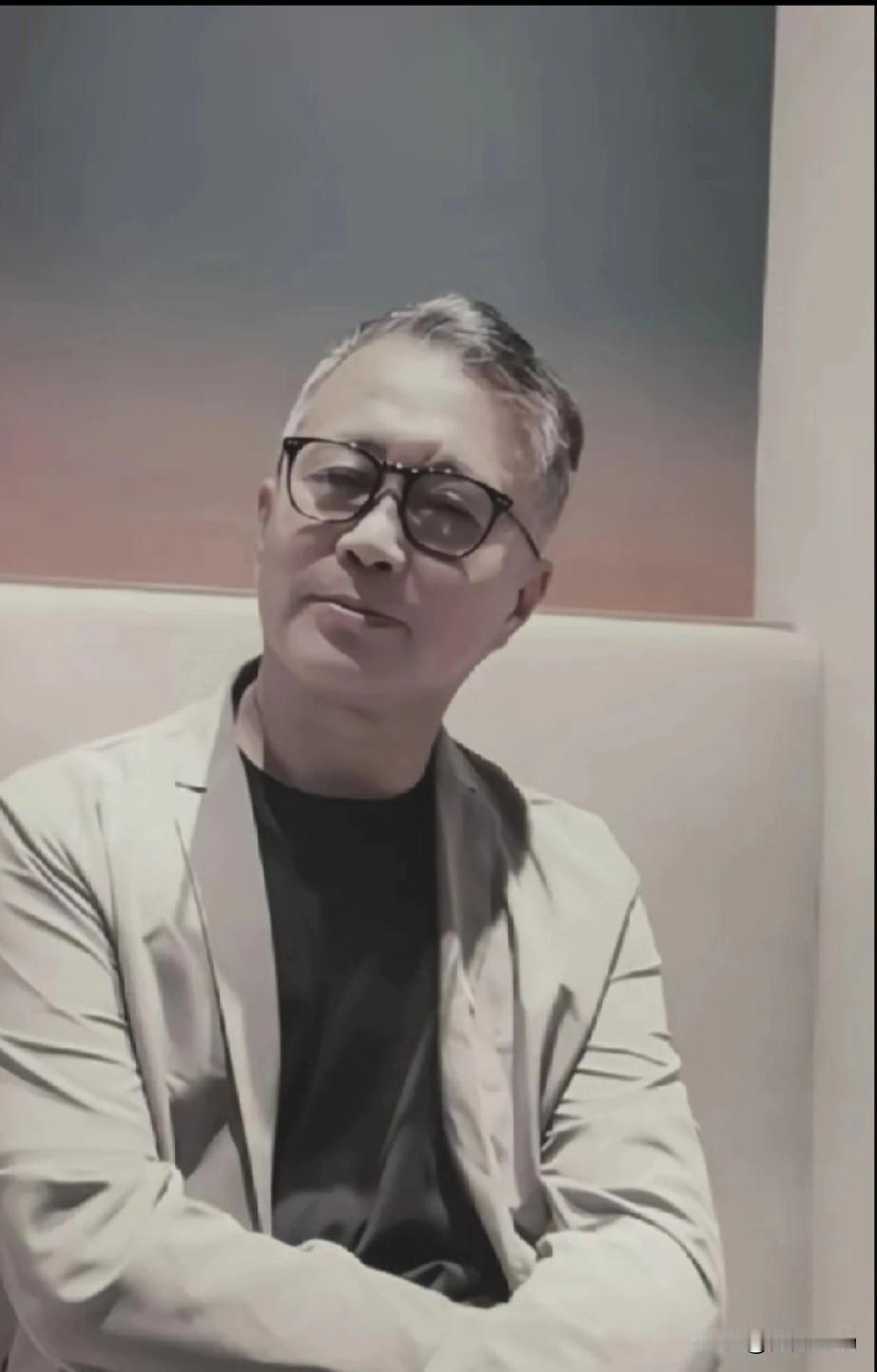 沈巍在下一盘大棋。大众都低估他了，他现在对标的不是小鱼小虾，对标的是一代宗师胡适