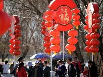 上句：张灯结彩送旧岁，盼请下联莺歌燕舞庆新年。