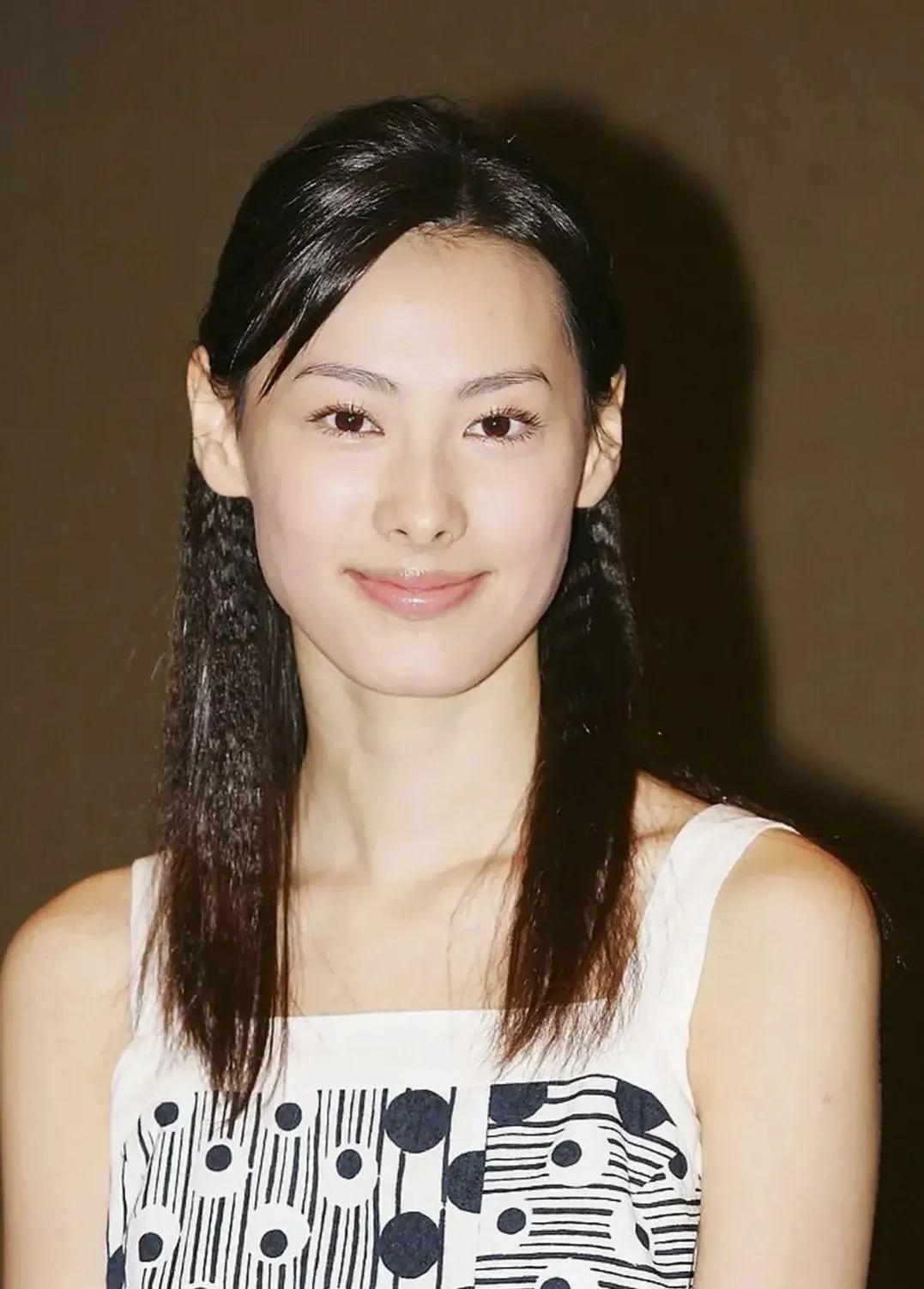 梁洛施的耳朵长得好高啊，聪明有灵气。现在她财富和名气都拥有了。
#港台明星记忆#