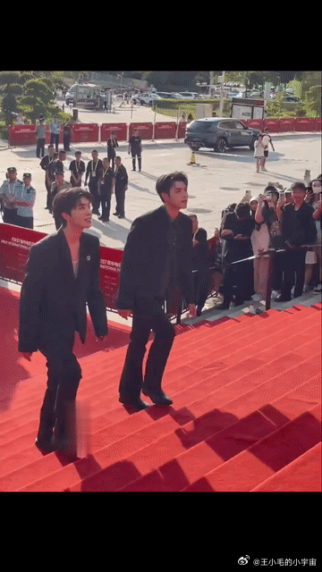 陈飞宇这言谈举止还是有点东西的，见到长辈双手弯腰握手，淡定一笑看起来沉稳又礼貌，