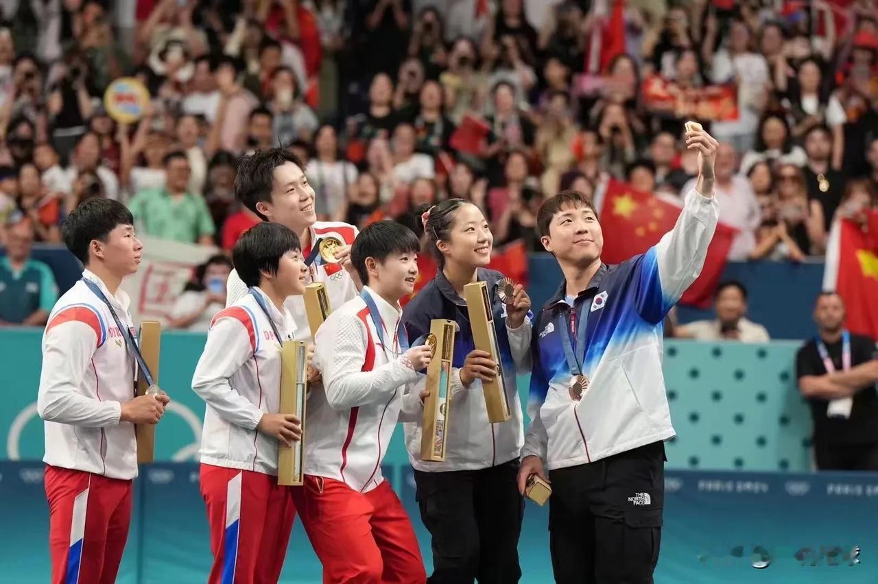 这才是奥林匹克精神！莎头组合夺冠之后，和朝鲜、韩国选手一起玩自拍！🤳

#王楚