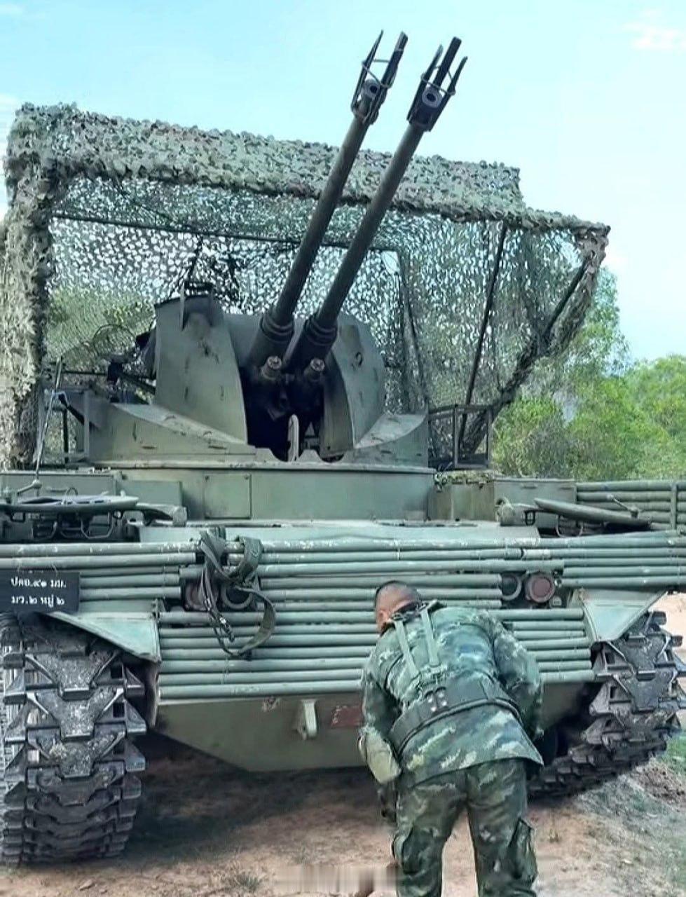 泰国陆军的M42自行高炮安装了竹子装甲和折叠式防护网。