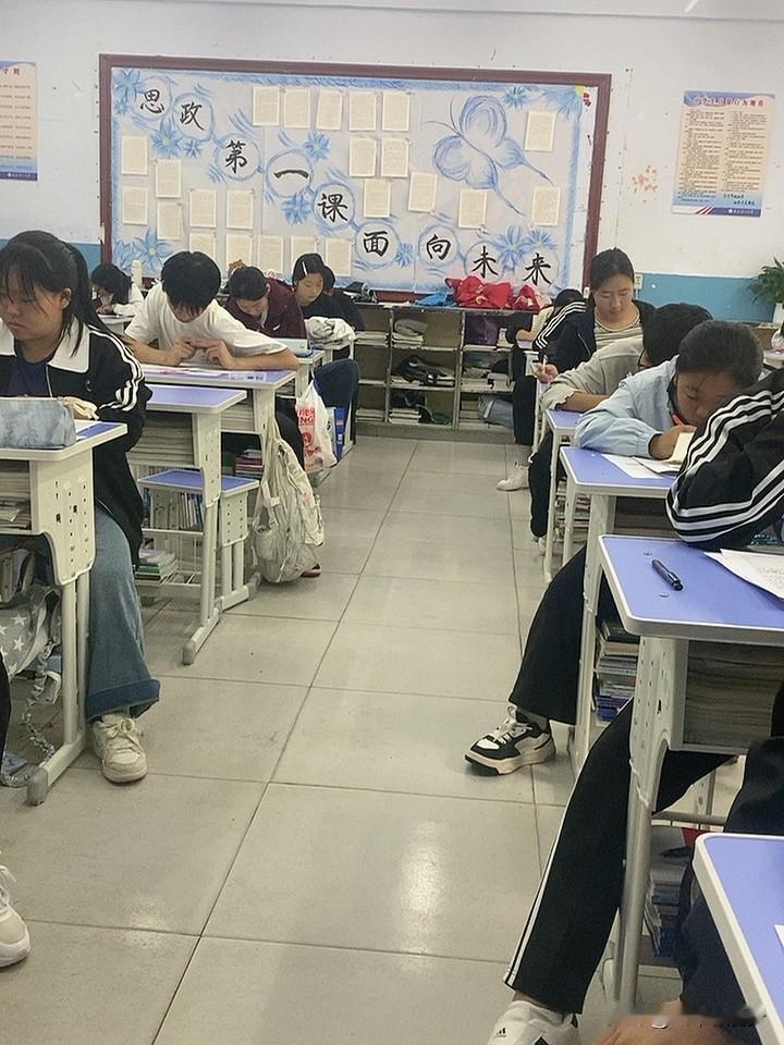 几年前，学生考试是可以提前交卷的，但是不知不觉从何时起学生就不能提前交卷了，非要
