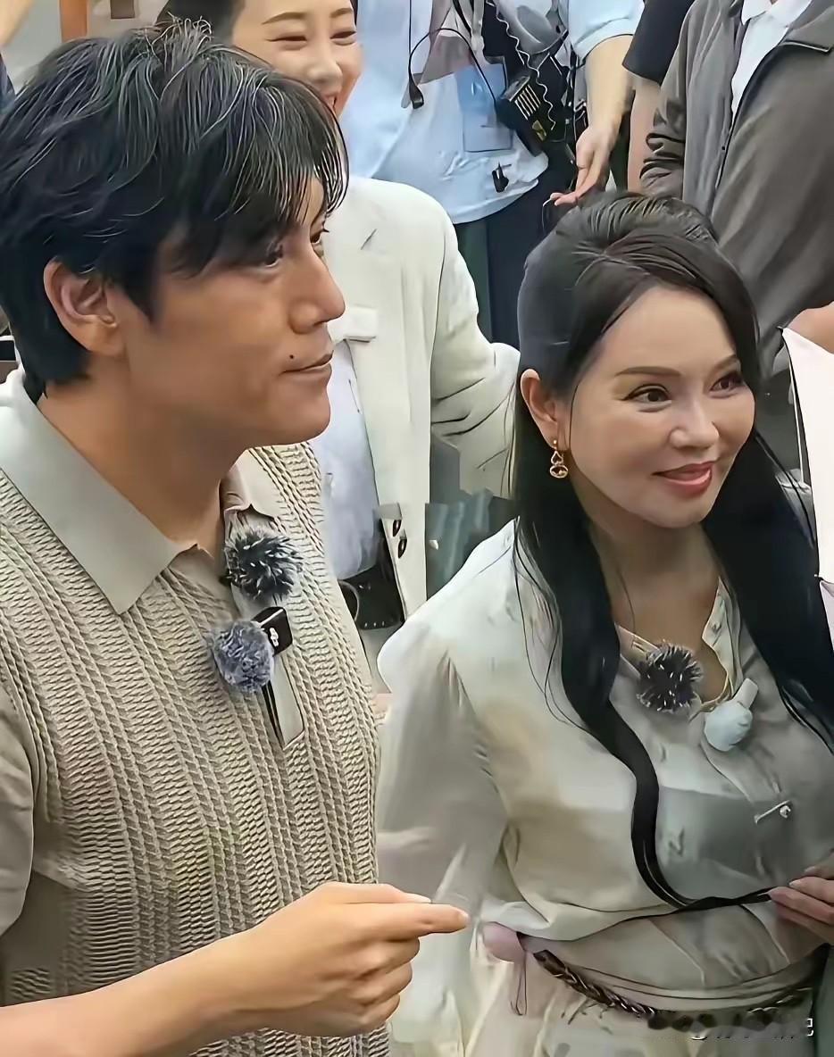 路人镜头里的明星，大家能认出他们吗
