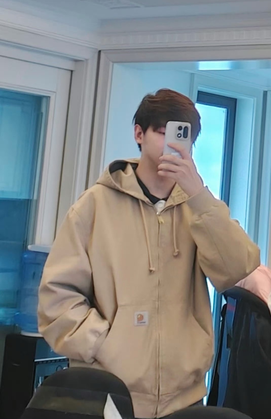 这里有位头发像刚睡醒一样的斜刘海： 