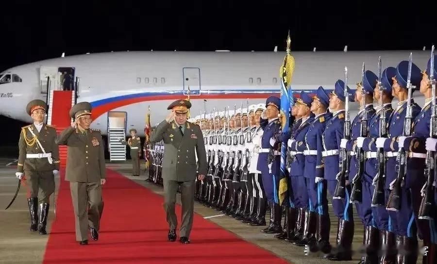 朝鲜阅兵爱选半夜，你是不是也挺纳闷？
 
这几年啊，朝鲜搞了好几回大型阅兵，不知