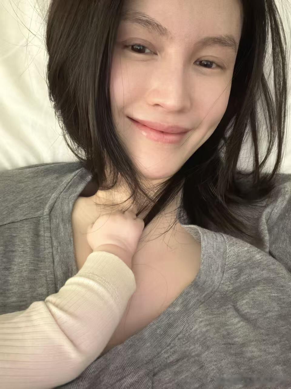 何穗母亲节晒亲子照何穗晒儿子手脚照 何穗母亲节晒亲子照，儿子手脚出镜好可爱。 