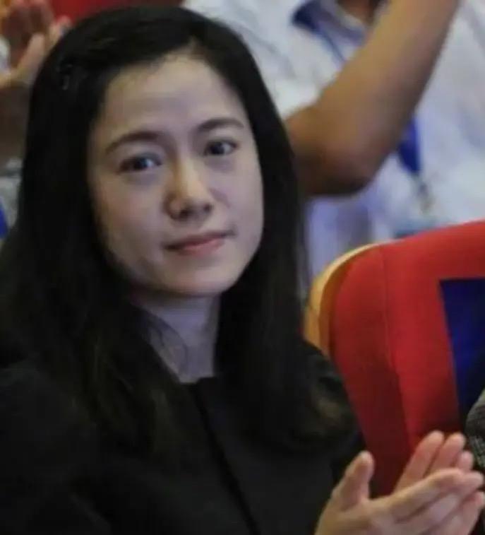 争议拉满！杨振宁离世37天，翁帆带母看展露笑，骂声背后藏着真深情

杨振宁离世第