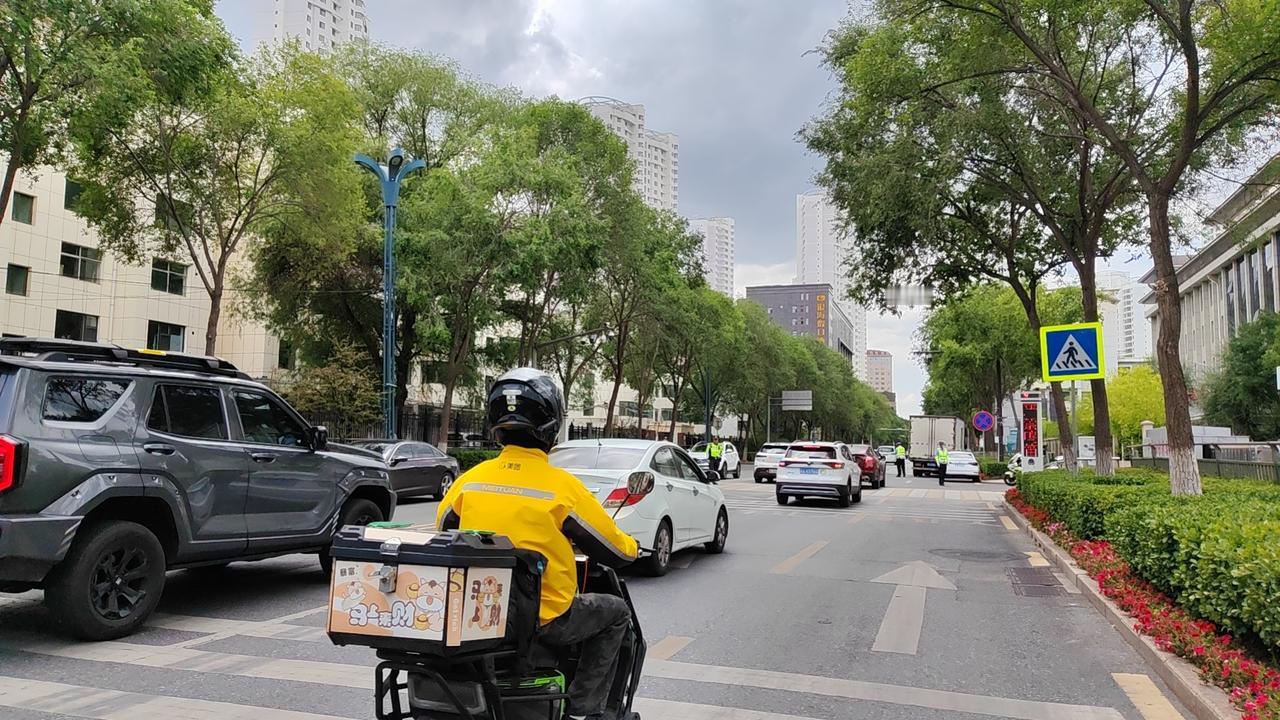 三个男人在等我，我不会过去的，我不喜欢物质的男人， 一见面就谈钱…