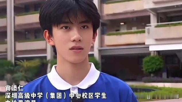 高中生回应撞脸易烊千玺：独特自我不复制

近日，一位高中生因长相酷似易烊千玺引发