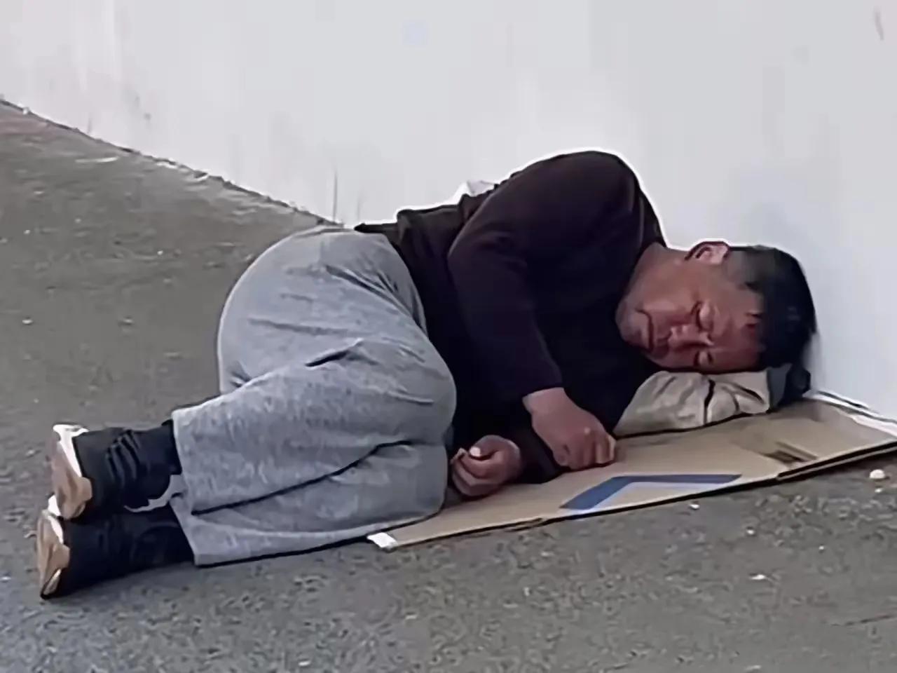 复旦大学本科毕业的孙博士又被人看到流落纽约街头了，只不过这次衣着稍微干净得体点。