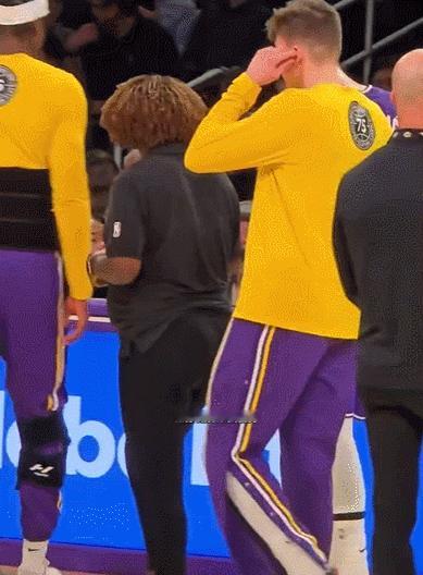 东契奇左腿筋不适回更衣室新赛季篮不住我的观赛搭子