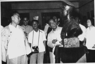 1961 年 9 月 18 日，周恩来总理在南昌参观“八一起义纪念馆。他提出：宣