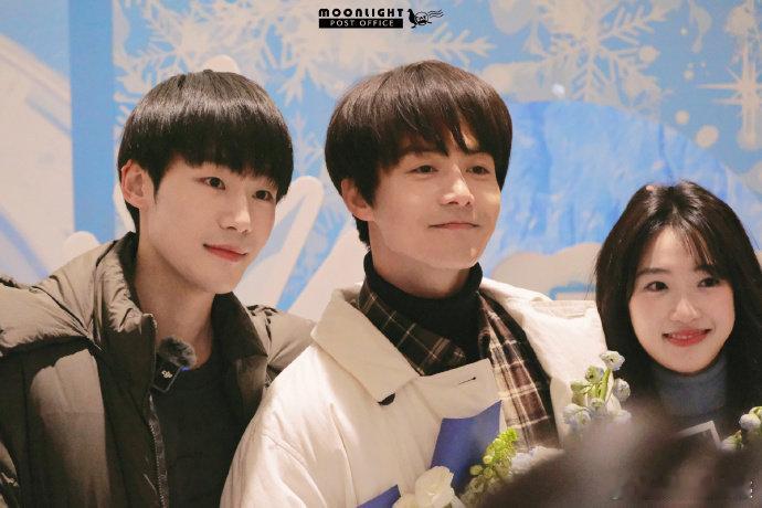 马天宇三人行杀青  马天宇谢兴阳杀青捧花照 马天宇和谢兴阳的杀青捧花照太绝了！《