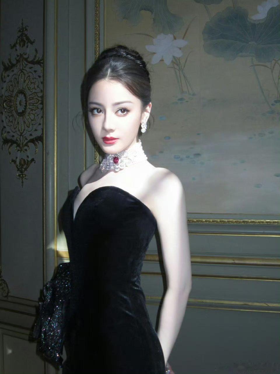 内娱黑裙标杆还是得看angelababy和迪丽热巴 ​​​