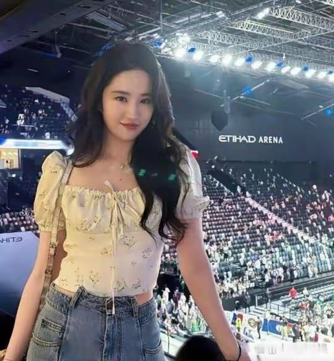 刘亦菲这是去看的谁的演唱会，穿搭好随性啊 